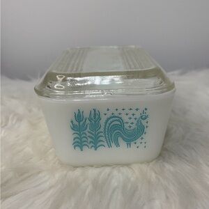 (94)Vintage Milk Glass Pyrex Amish ButterprintCasserole with Turquoise Rooster